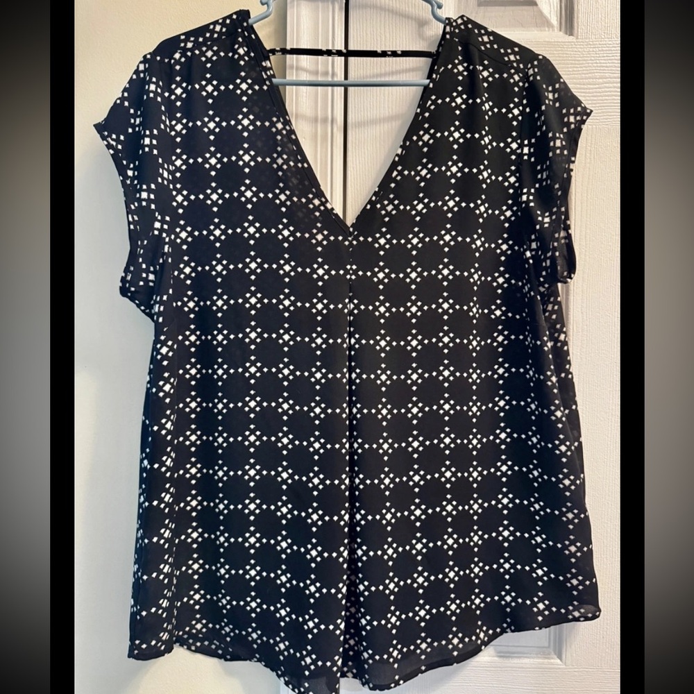 Daniel Rainn DR2 Short Sleeve Black and White Geometric Top Blouse Large V-neck